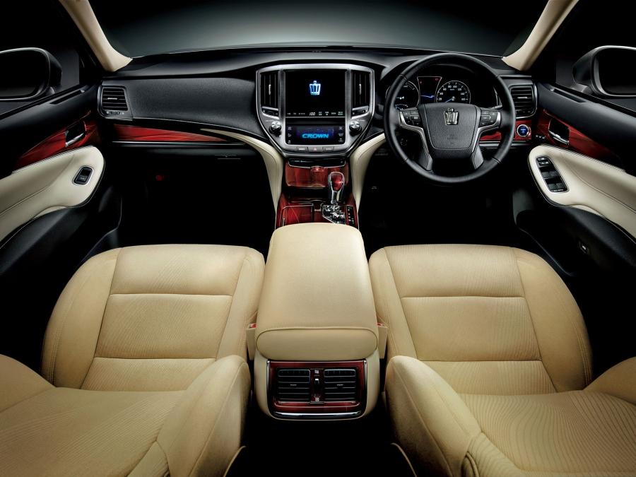 Торпедо Toyota Crown Hybrid Royal Saloon (S210) 2012 года  (фото 8 из 14)